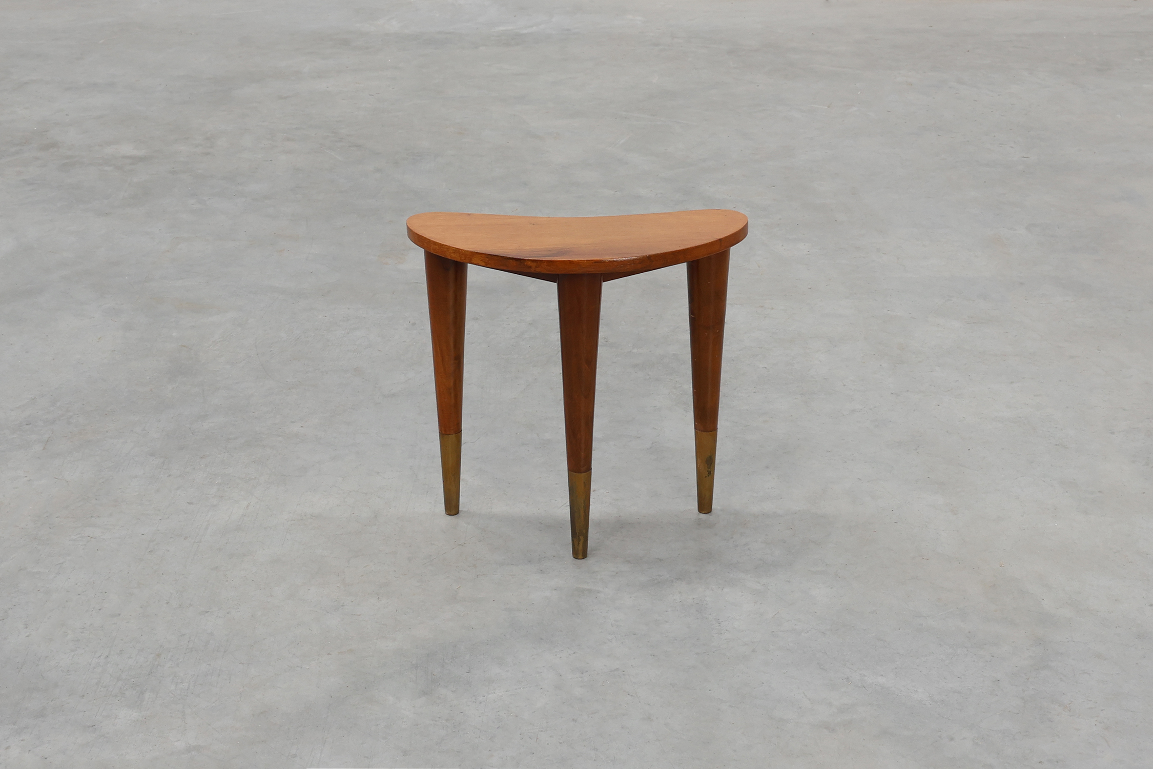 Small table in wood and brass stamped “Italia” in the manner of Gio Ponti, Italy 1950sthumbnail